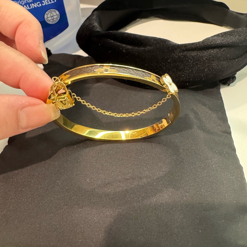 Elegant Gold Bracelet with Floral Charm